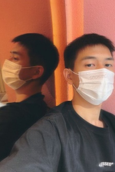 Photos of Li Xian wearing a mask