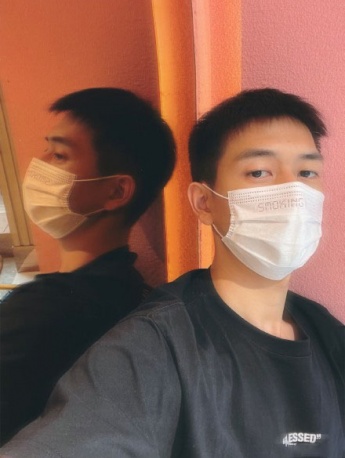 Photos of Li Xian wearing a mask