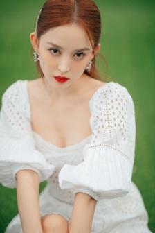 Gulinaza's sexy photo pictures in white dress and white shoes