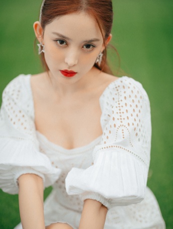 Gulinaza's sexy photo pictures in white dress and white shoes