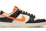 Nike Dunk Low PRM 'Halloween' 2021今年发售的两双万圣节Dunk Low之一，该鞋为非SB版本，如果不是夜光效果，小编更愿意称之为扣碎配色。