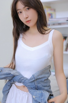 丰满美女背心吊带妩媚性感写真
