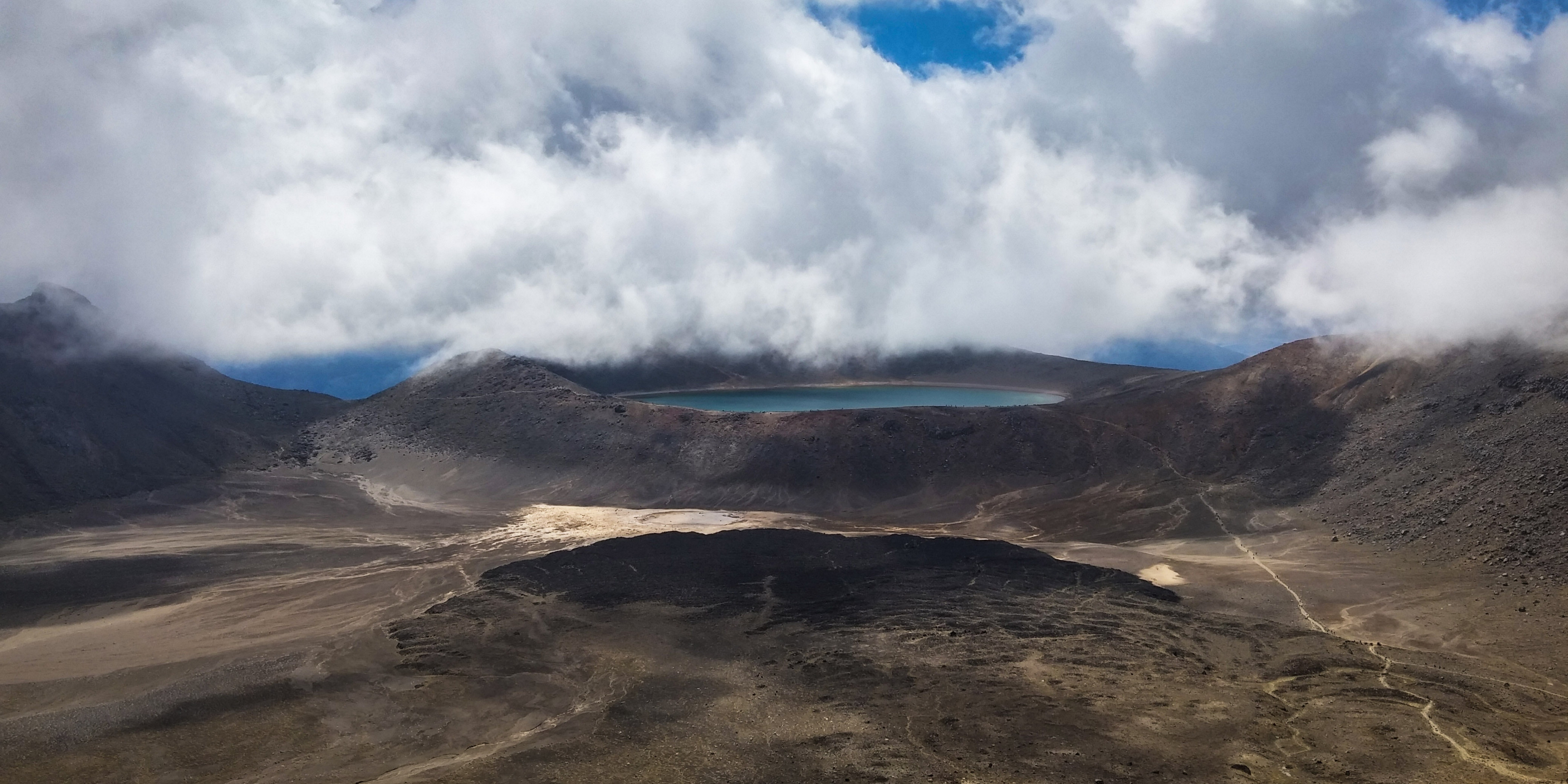 火山湖风景图片桌面壁纸