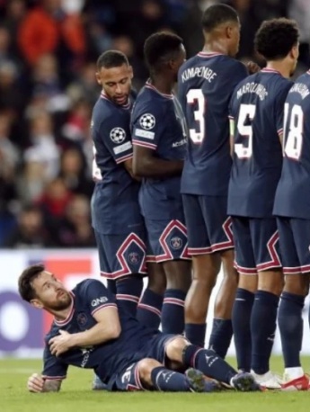 Messi on the wall picture