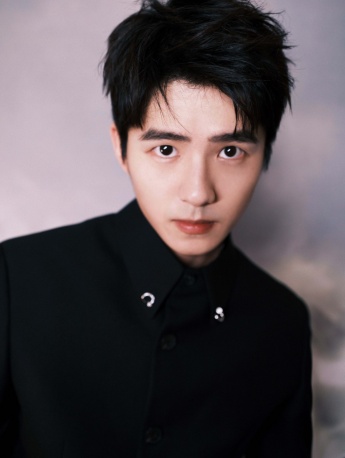 劉昊然黑色西服儒雅帥氣寫真