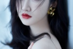 Jing Tian wears a black sloping shoulder dress in a hot and sexy photo