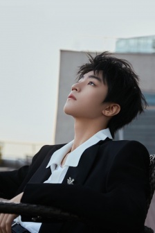 Wang Junkai Golden Rooster Award black suit mobile wallpaper