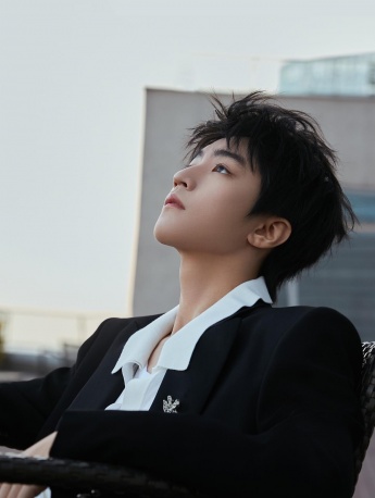 王俊凯金鸡奖黑西装手机壁纸