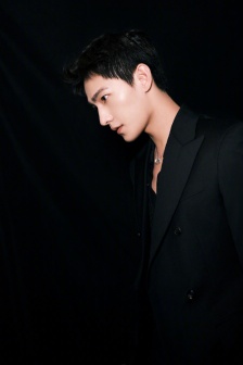 Yang Yangyao elegant and handsome photo in black suit