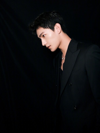 Yang Yangyao elegant and handsome photo in black suit