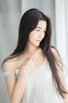 长发睡衣美女露肩吊带性感写真图片