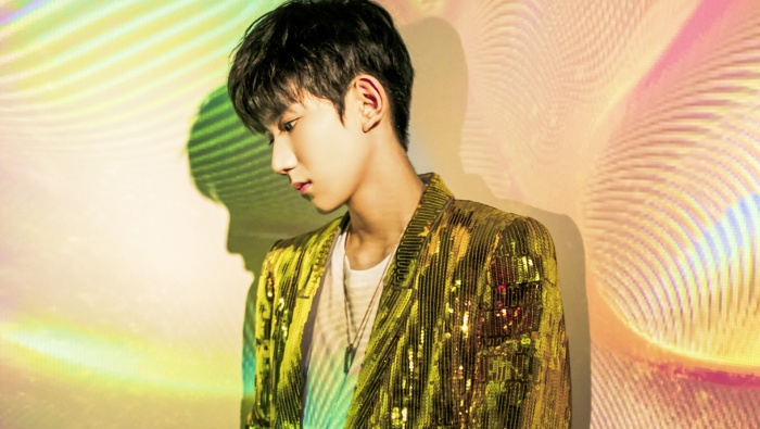 王源帅气光影写真高清桌面壁纸