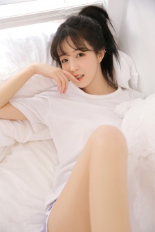 长腿美女模特床上撩人性感写真