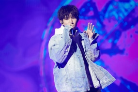 王源帥氣舞台照圖片桌麵壁紙