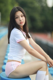体育生美女元气性感操场写真照