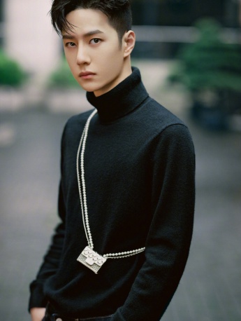 Wang Yibo handsome photo in turtleneck and jeans
