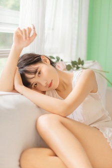 嫵媚性感沙發美人寫真圖片