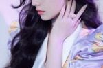 Lin Yun's retro sexy photo in purple printed top