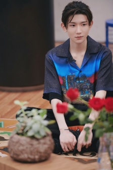 Wang Yuan handsome photo in blue starry sky shirt