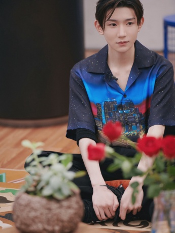 王源藍星空襯衫帥氣寫真