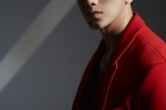 Xiao Shunyao handsome photo pictures in red windbreaker