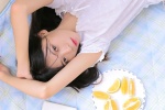 Simple and fresh Japanese style photos of fair and tender beauty at home