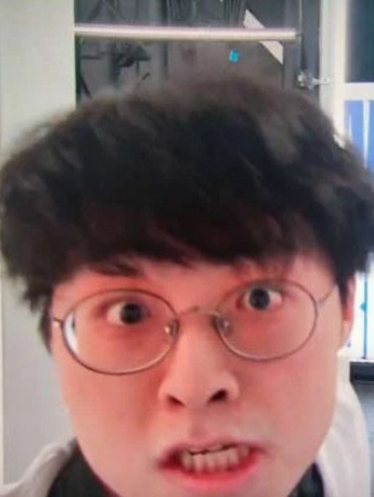 許秀鬼臉圖