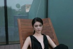 Fu Jing's charming and sexy photo of deep V jumpsuit