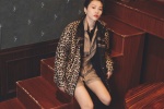 Liu Yuxin's cool and sexy photo with leopard print and big back hair