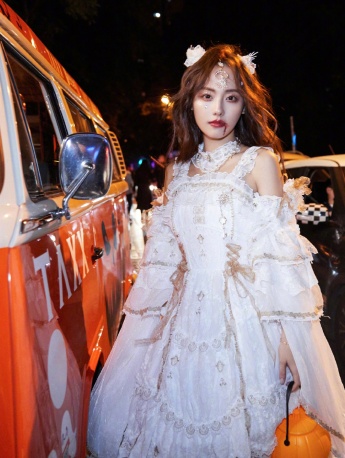 張嘉倪萬聖節個性cos街拍寫真