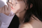 性感邊框眼鏡美女吊帶睡衣寫真