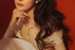 Yang Mi's elegant and sexy photo mobile wallpaper with curly hair and big waves