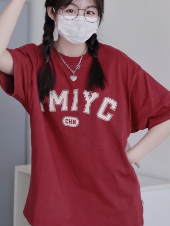 半口小希戴口罩手机壁纸