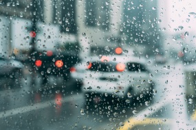 玻璃上的雨滴圖片桌麵壁紙