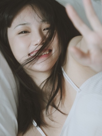 日系少女性感吊带居家胶片风写真