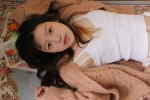 居家美女吊帶白絲美腿寫真圖片