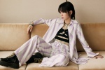 Zhou Bichang's fashionable and sexy photo in silk light purple shirt