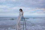 倪妮气质性感海边写真大片