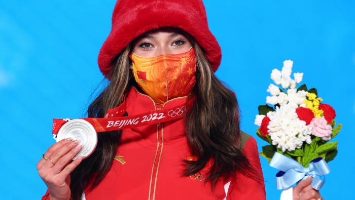 Gu Ailing in red clothes receiving award HD computer wallpaper