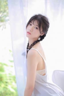 火辣吊带睡裙美女妩媚性感写真