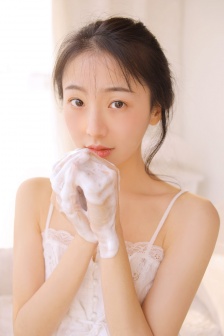 甜美性感吊带美女白净可爱写真