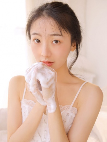 甜美性感吊帶美女白淨可愛寫真