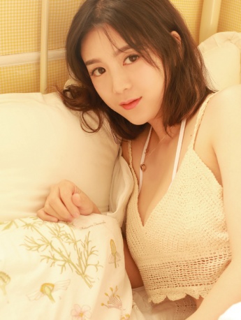 豐滿吊帶美女妖嬈性感私房照