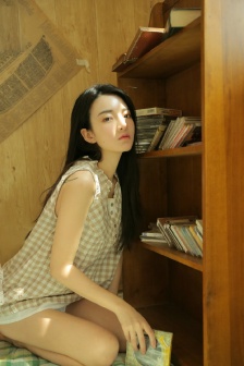 漂亮长发美女书房妩媚撩人写真