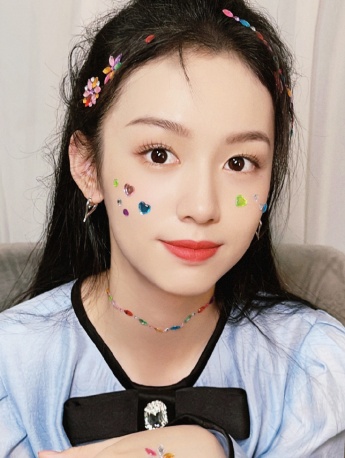 周也萌趣可愛自拍照圖片