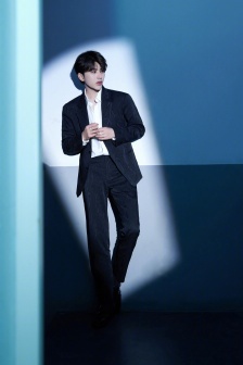 蔡徐坤黑色西服魅力帅气写真