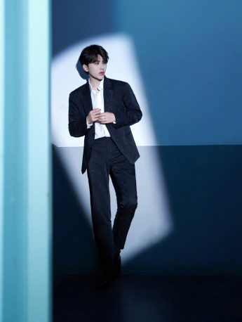Cai Xukun's charming and handsome photo in black suit