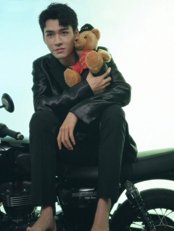 Gong Jun's fresh and handsome photos in spring