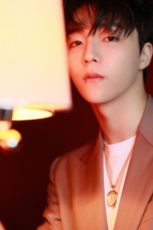 Chen Linong's handsome photo in slim suit