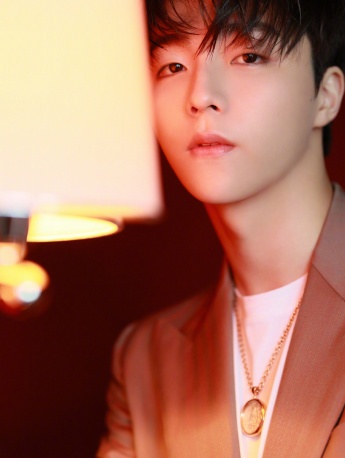 陳立農修身西服俊朗帥氣寫真